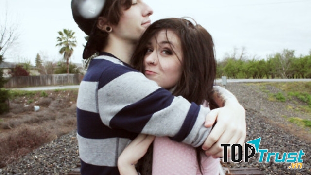 Hành động nhỏ của con trai khiến con gái đổ gục