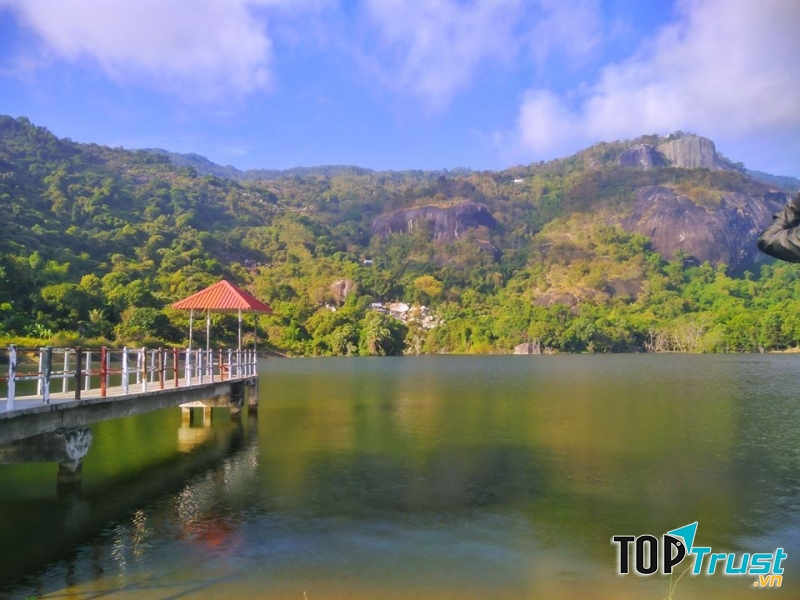 Hồ nước tuyệt đẹp ở vùng Bảy Núi An Giang