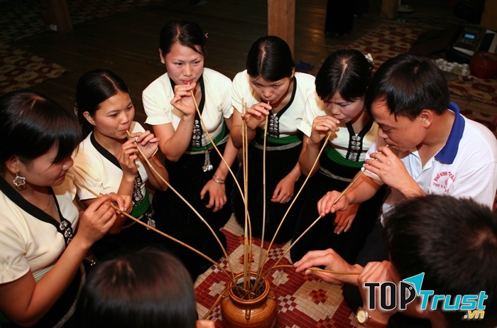 Loại rượu của người dân tộc nhất định bạn phải nếm thử một lần