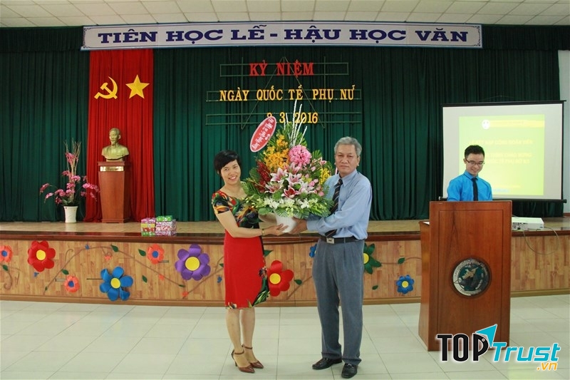 Lời dẫn chương trình tọa đàm ngày 8 tháng 3 hay và ý nghĩa nhất