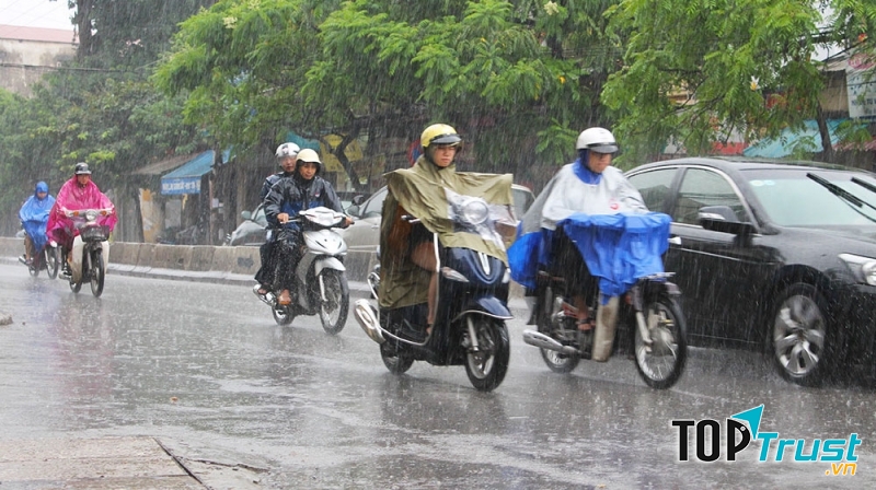 Lưu ý cần thiết nhất khi đi xe máy ngày mưa bão