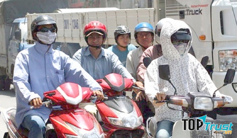 Lưu ý hữu ích nhất khi đi xe máy trời nắng nóng