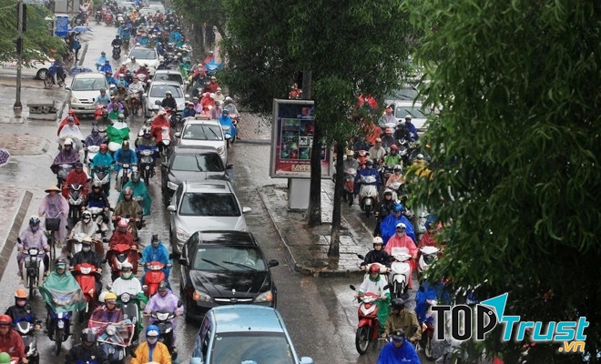 Lưu ý khi điều khiển xe ô tô dưới thời tiết mưa to