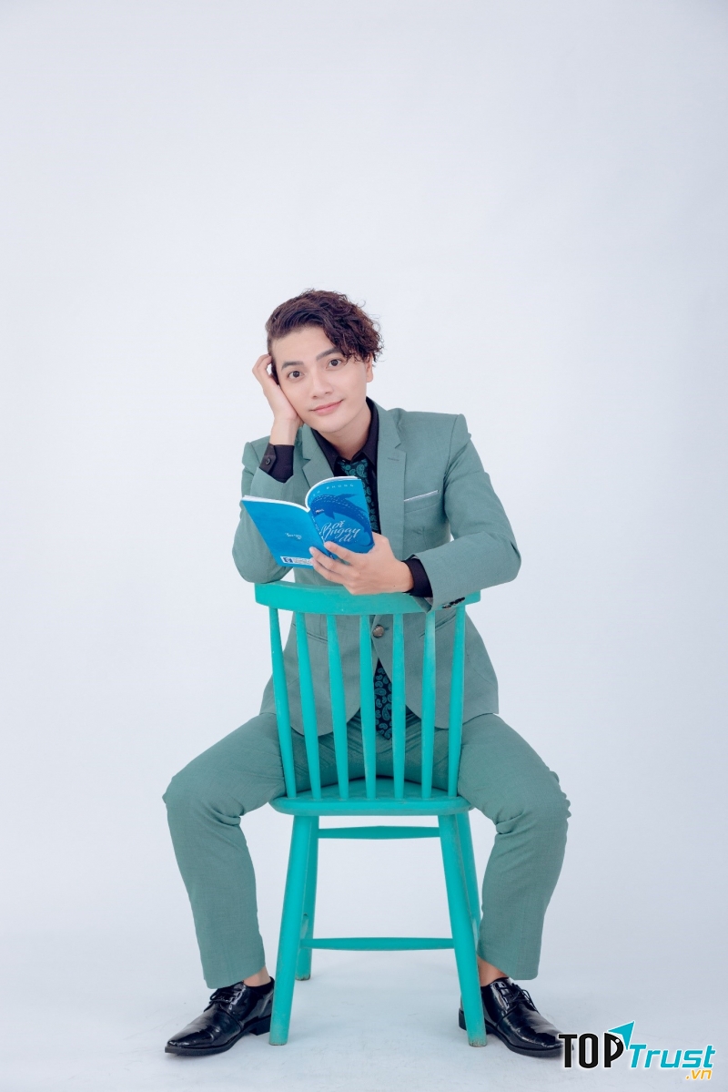 MC làm nghề viết sách