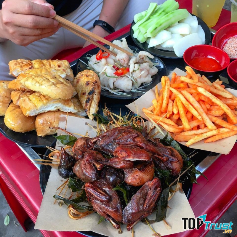 Món ăn vặt hấp dẫn ở phố đi bộ Hà Nội