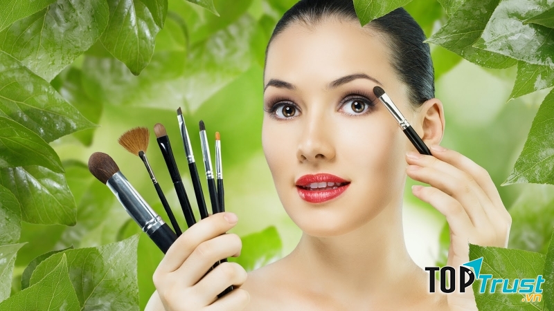 Món đồ trang điểm cần có của một cô gái