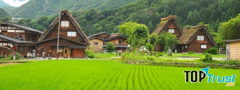 Ngôi làng cổ nổi tiếng thế giới thu hút nhiều du khách