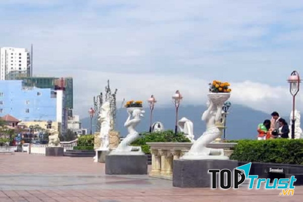 Nhà hàng nổi tiếng đường  Bạch Đằng, Đà Nẵng