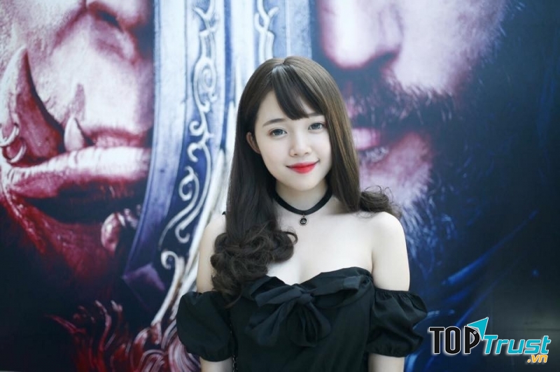 Nữ streamer Liên Minh Huyền Thoại và Đột Kích hot nhất Việt Nam