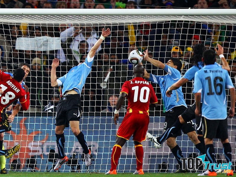 Pha chơi bóng bằng tay nổi tiếng nhất trong bóng đá