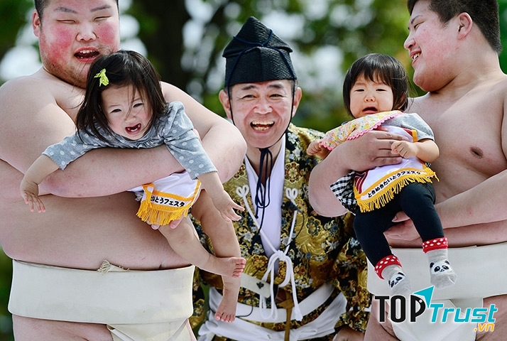 Phong tục kì lạ dành cho trẻ em trên thế giới