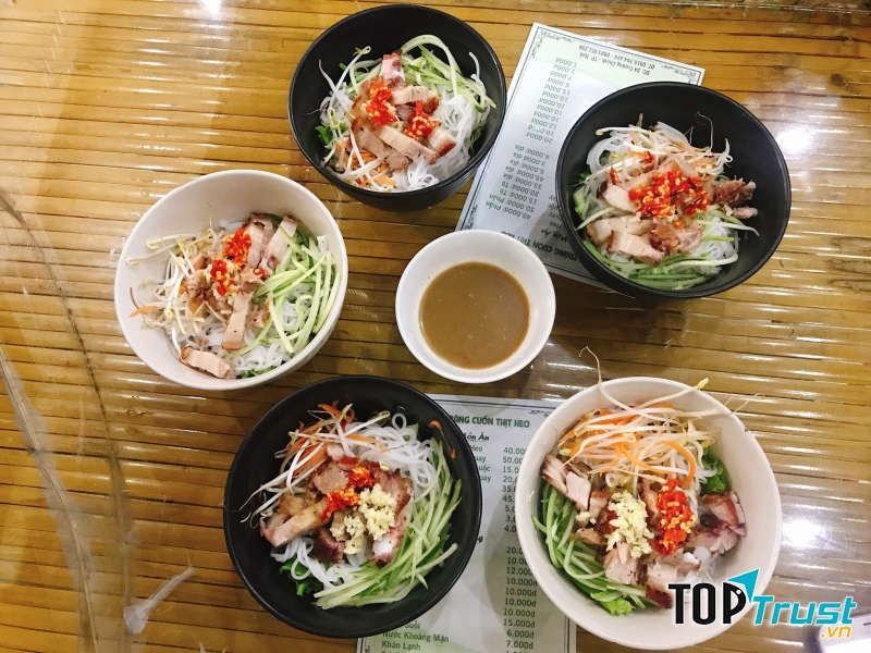 Quán ăn ngon và đông khách ở đường Trường Chinh, Huế