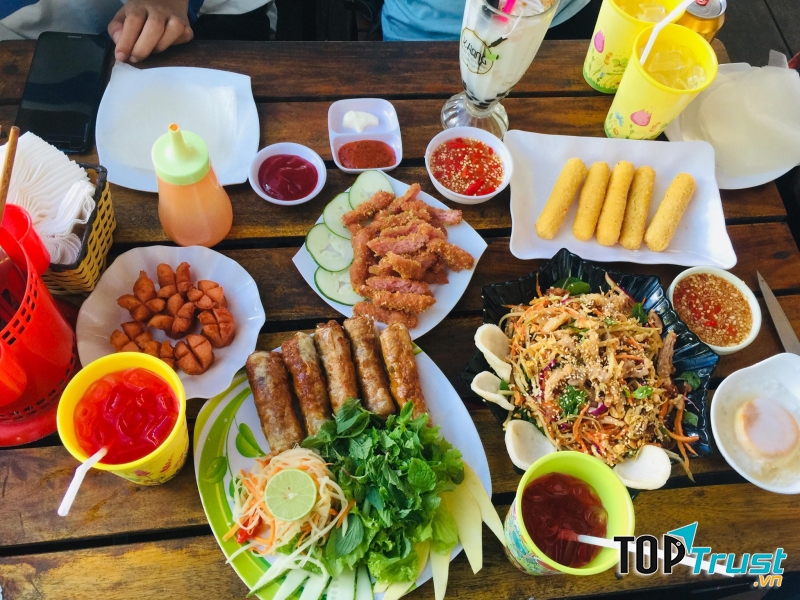 Quán ăn trong ngõ hẻm ngon nức tiếng ở Huế