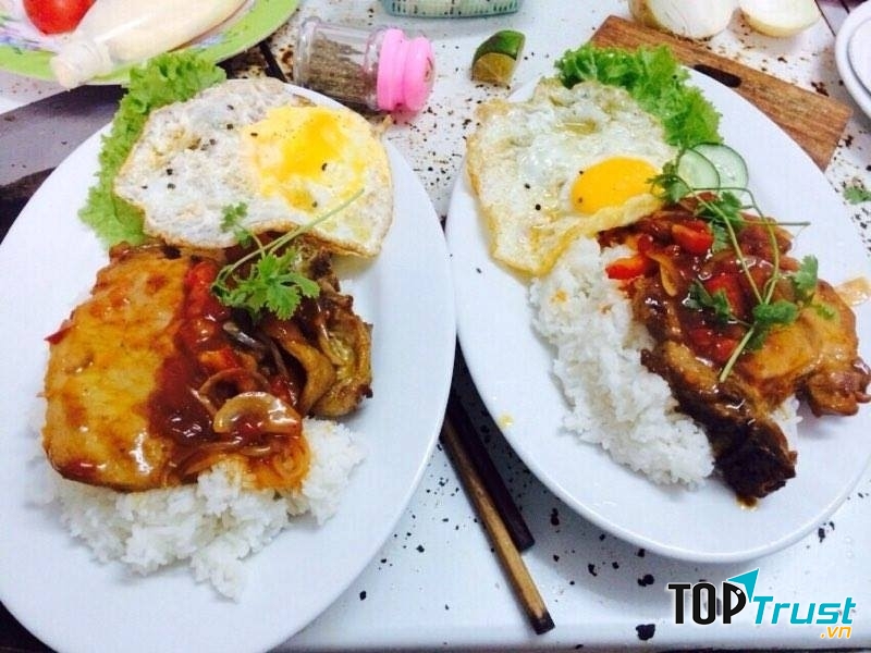 Quán ăn trưa ngon nổi tiếng cho dân văn phòng ở Đà Nẵng