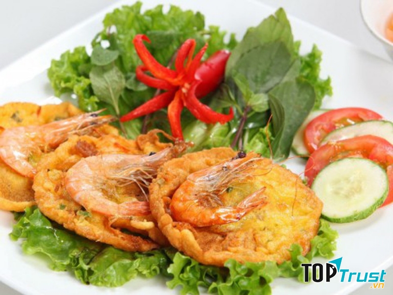 Quán bánh tôm giòn rụm mà bạn không thể bỏ qua tại Hà Nội