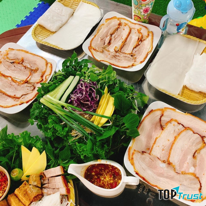 Quán bánh tráng cuốn thịt quay ngon nhất Huế