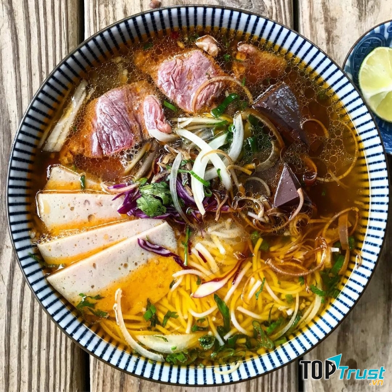 Quán bún bò huế ngon ở quận 5, TP.HCM