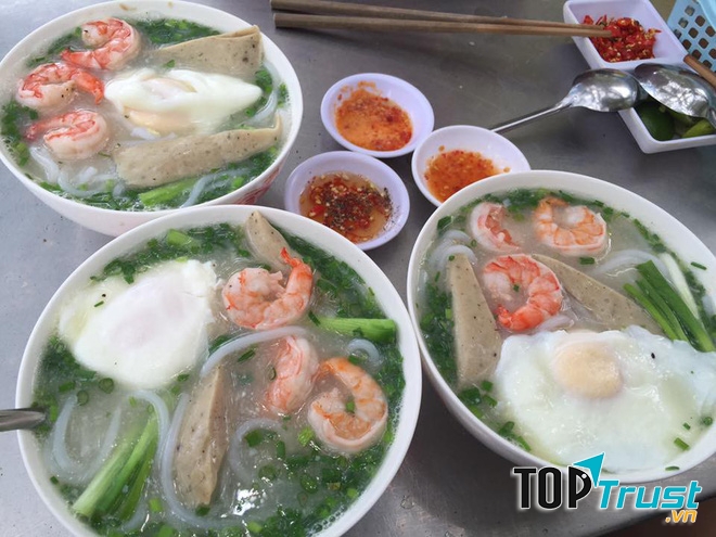 Quán bún nước, mì trộn muối ớt ngon nổi tiếng nhất ở Sài Gòn
