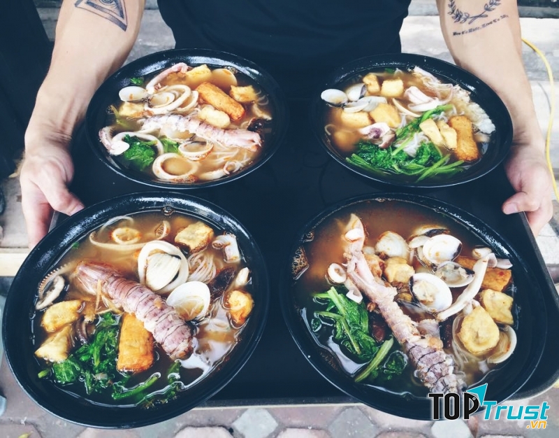 Quán bún thái hải sản đông khách ở Hà Nội