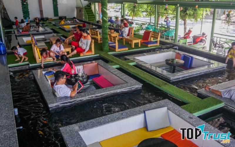 Quán cà phê cá Koi ở Thành phố Hồ Chí Minh