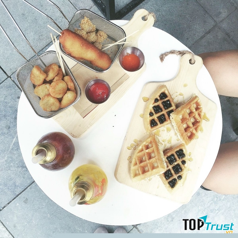 Quán cà phê chất lượng view đẹp tại phố Nguyễn Hữu Huân, Hà Nội