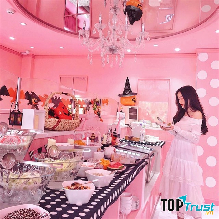 Quán cà phê phong cách basic, trang trí một màu đẹp nhất Sài Gòn