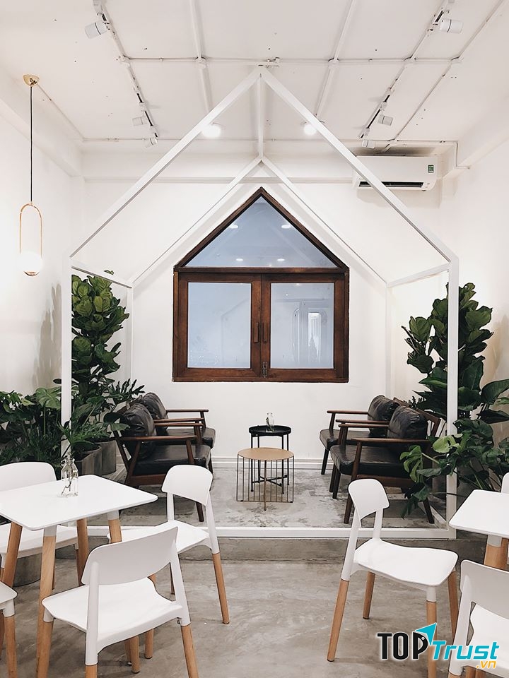 Quán cà phê tông trắng được yêu thích ở quận 1, TP. HCM