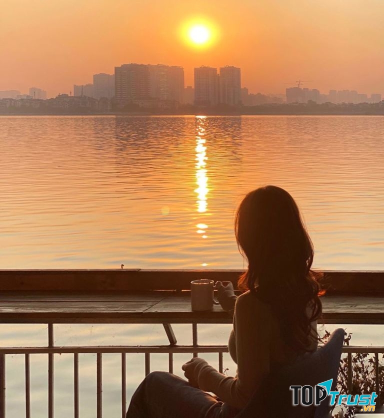 Quán cà phê view đẹp nhất ở Hồ Tây lộng gió