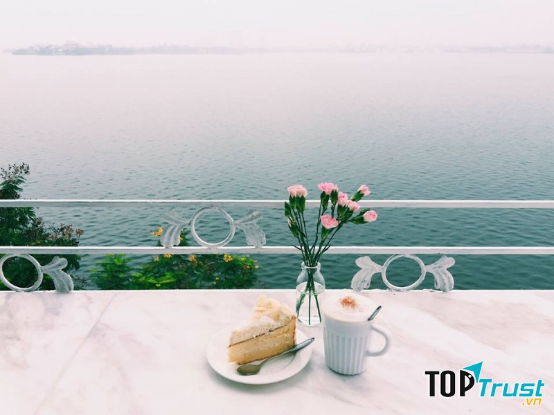 Quán cà phê view nhìn ra Hồ Tây đẹp nhất tại Hà Nội