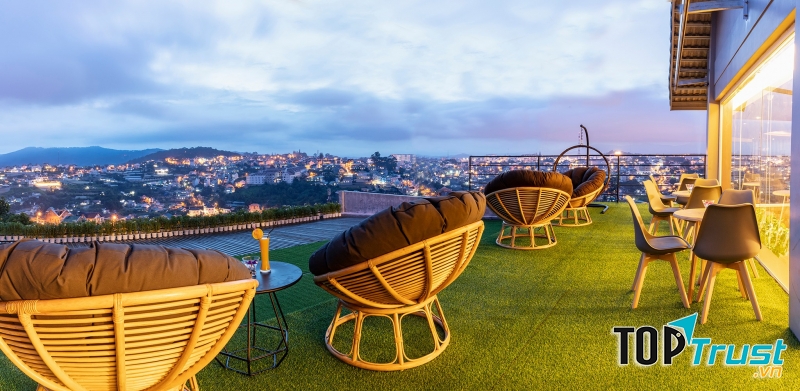 Quán cà phê view xinh lung linh về đêm tại Đà Lạt