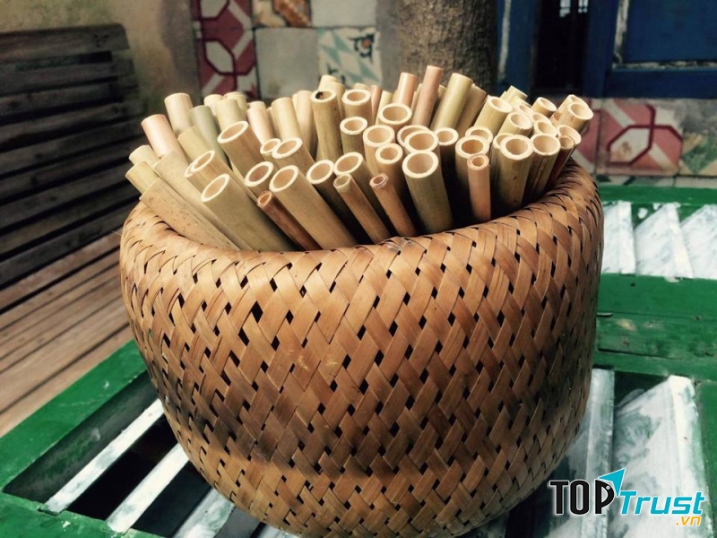 Quán café sử dụng ống hút thân thiện với môi trường tại Hà Nội