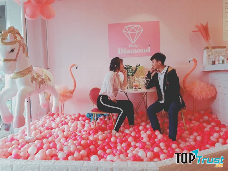 Quán cafe tone hồng đáng yêu nhất Sài Gòn