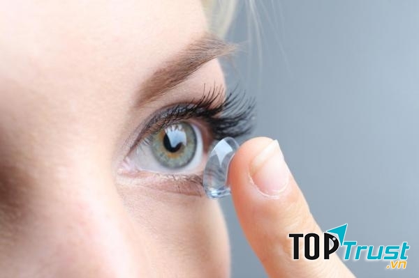 Sai lầm khi đeo kính áp tròng khiến mắt bị tổn thương nghiêm trọng