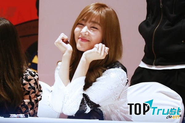 Sao Kpop có đôi mắt cười duyên dáng