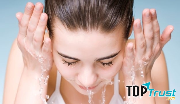 Sữa rửa mặt kiêm tẩy trang tiện lợi khi đi du lịch