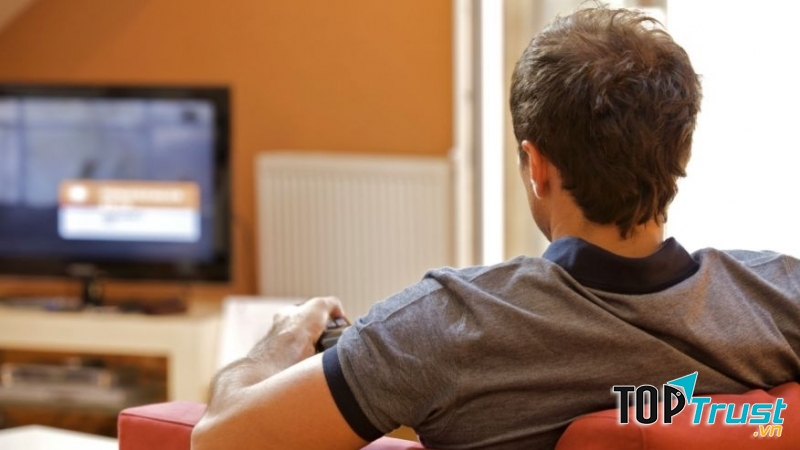 Tác hại của việc xem TV quá nhiều đối với sức khỏe bạn nên biết