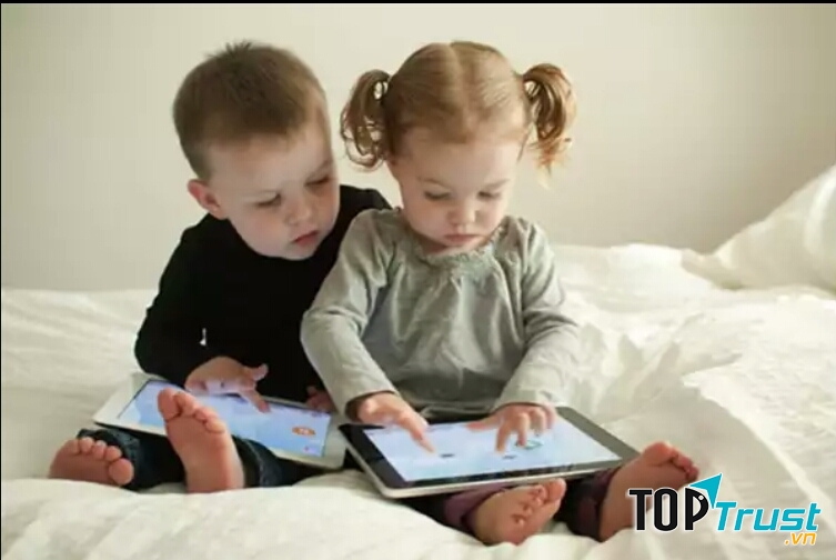 Tác hại khi trẻ sử dụng điện thoại thông minh, máy tính bảng