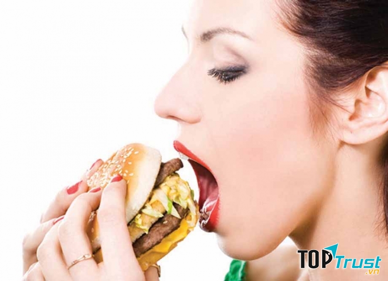 Thói quen không tốt trước khi ngủ khiến bạn tăng cân không kiểm soát