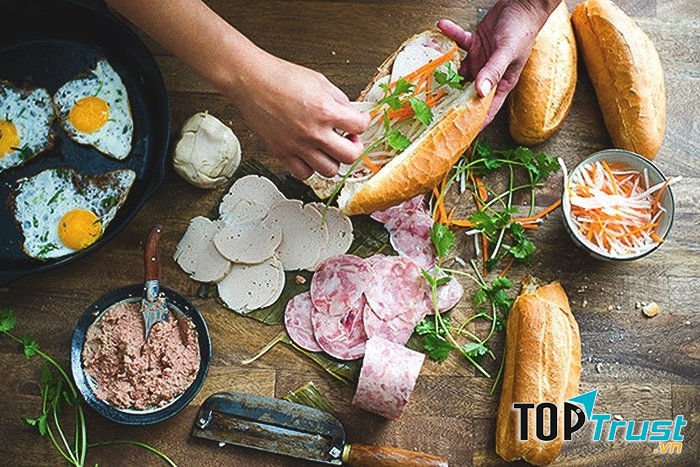 Tiệm bánh mì Việt ngon nức tiếng hút khách Tây