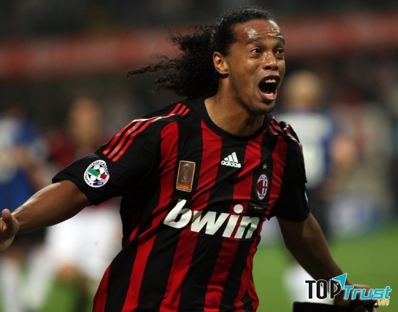 Tình huống rút thẻ khó đỡ trong bóng đá