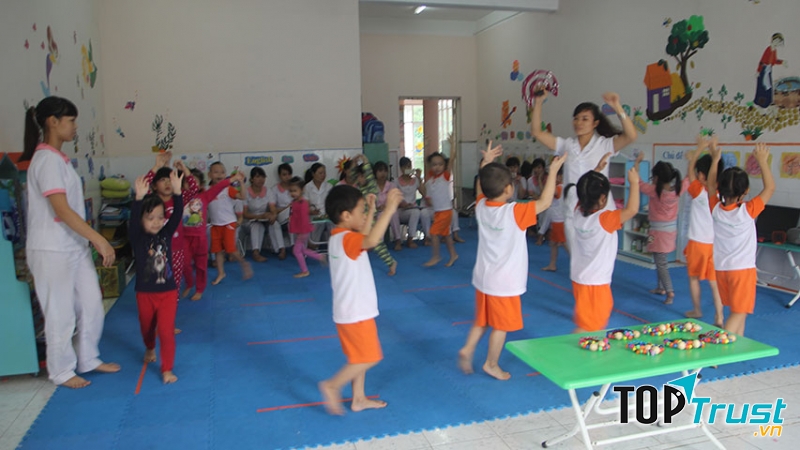 Trò chơi giúp trẻ mầm non tập trung, không nói chuyện riêng khi ngồi vòng tròn